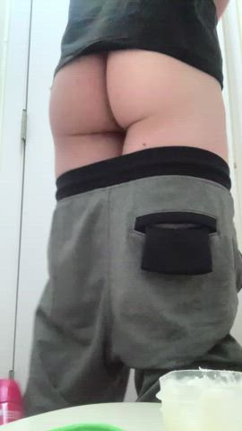 All these redditors compliments about my ass got me super horny! Had to put my plug