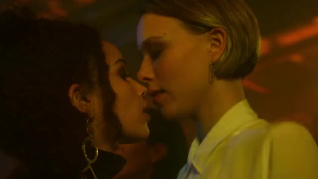 Zoë Kravitz (Zoe Kravitz) Lesbian Kissing - High Fidelity S01E01 [Cropped, 4k Source]