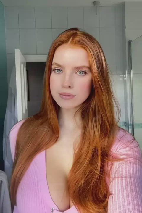 Busty Model Redhead clip