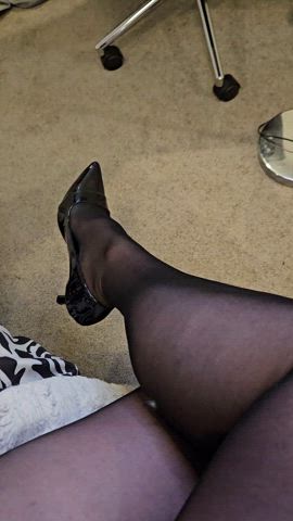 Let's see how much you beg to worship these sexy feet.