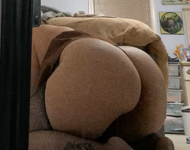 Shaking my ass waiting for you to stick it inside 🍑