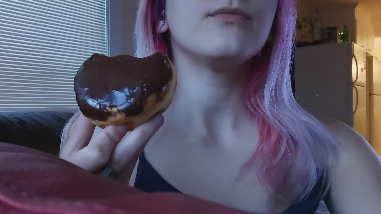Have 2 minutes? That's how long it takes me to sexily eat an entire donut and much