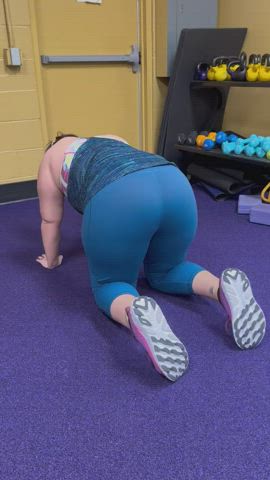 ass brunette onlyfans girls-in-yoga-pants clip