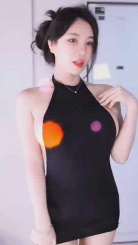 Petite Asian girl with nice sideboobs
