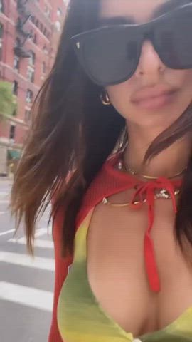 cleavage emily ratajkowski natural tits clip