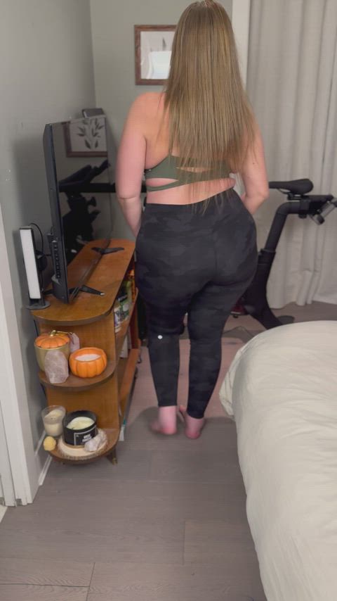 ass bbw big ass chubby curvy leggings milf pawg thick yoga pants chubby-girls girls-in-yoga-pants