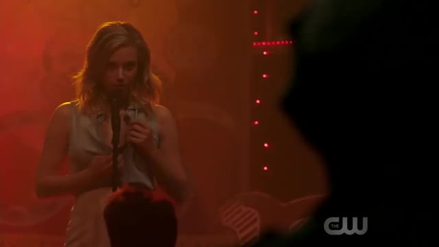 Riverdale 2x08 Archie and Veronica sing 'Mad World' by Gary Jules but Betty takes