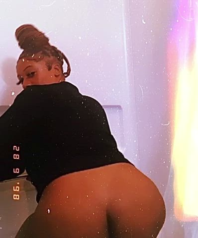 twerking this fat n***** ass of mines like I was told it needs to be filled 👅🥰