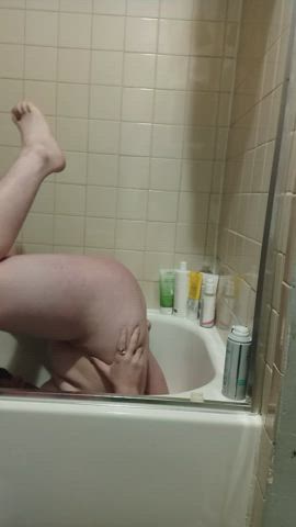 [20f] I enjoy giving myself a golden shower because im so dirty!! I make a mess and