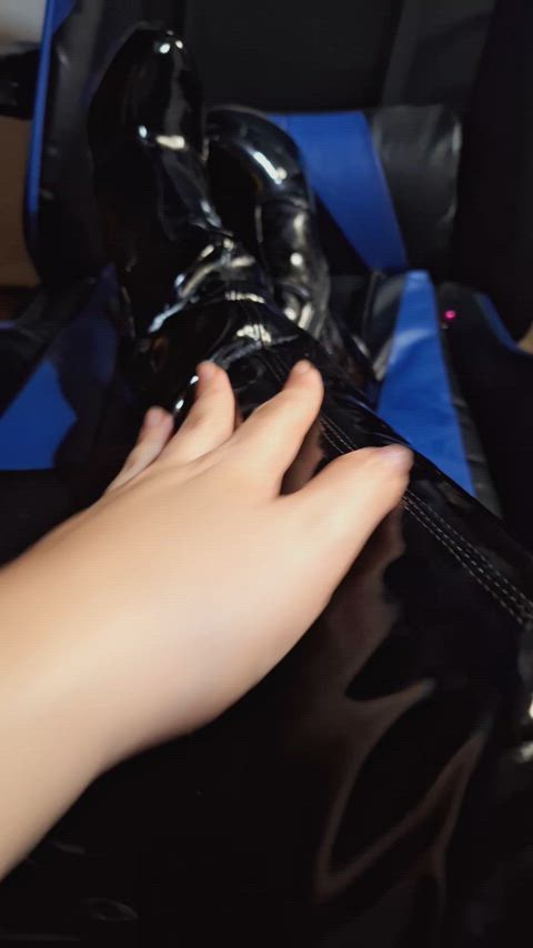 come lick my boots and worship my body like your goddess