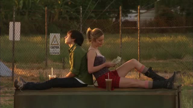 Brie Larson - United States of Tara S3E2 (2011) - brief clip showing legs while sitting