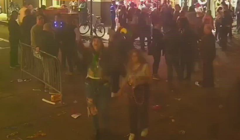 5 for 1 multiple women flashing their tits for beads at mardi gras on earthcam.