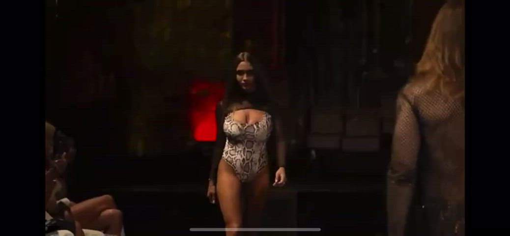 boobs brunette model clip