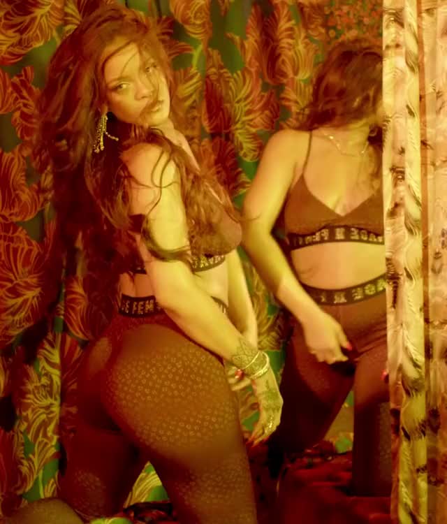 Rihanna clip