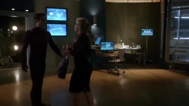 Emily Bett Rickards' plot in Flash 1x08