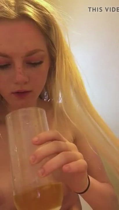 Blonde Naked Pee clip