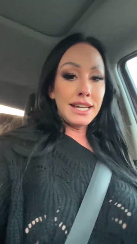 Jennifer White show her big tits!!