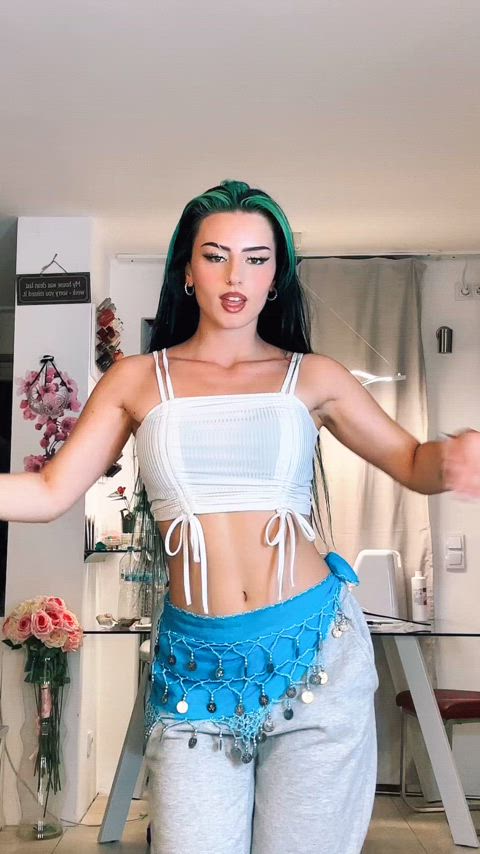 brunette dancing german tiktok clip