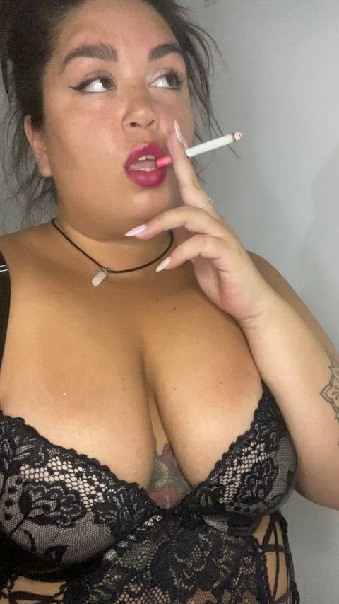 amateur onlyfans smoking amateur-girls girls-with-glasses smoking-fetish thick-bbw-babes