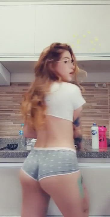 Washing the dishes and shaking her ass just for fun -Maru Karv