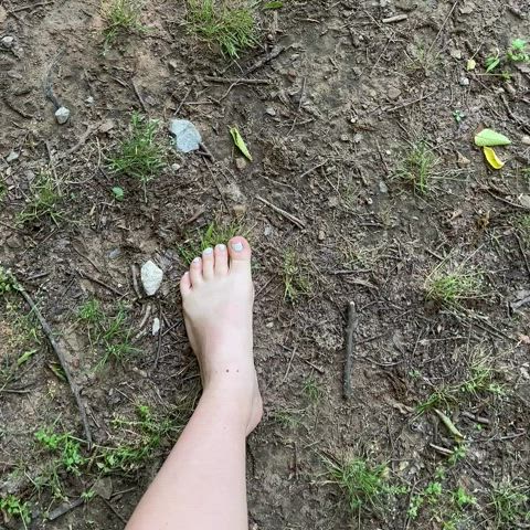 I love walking around outside barefoot and rubbing my toes in the dirt 🌿