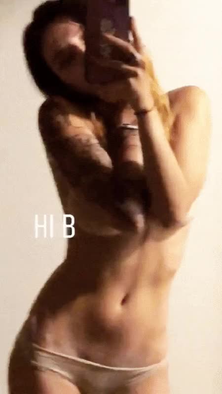 Bella Thorne topless