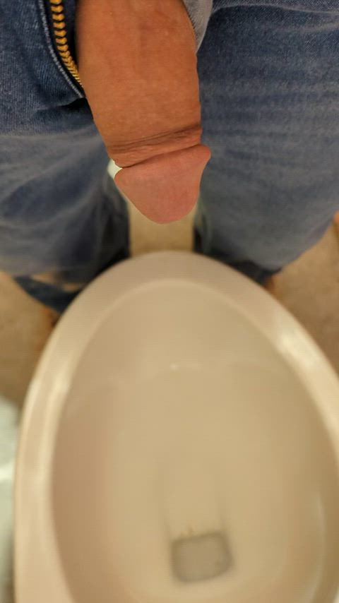 bathroom big dick cock male pee peeing piss pissing thick cock male-pissing clip