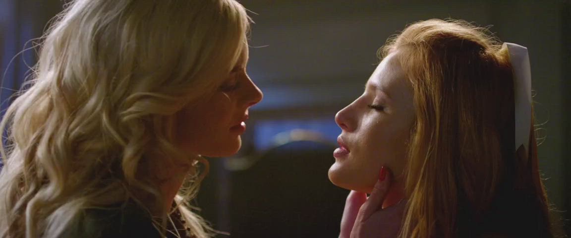Bella Thorne Kiss Lesbian clip