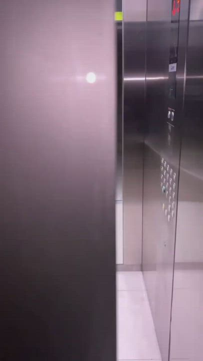 Brunette Elevator Mirror clip