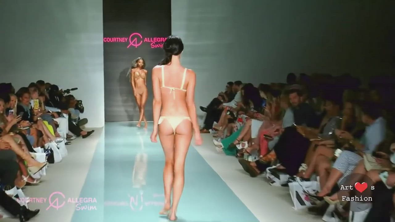bikini bouncing tits cleavage model clip