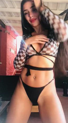 Goddess Nina wants to play a little with her wet pussy. Can you help her? ??FREE
