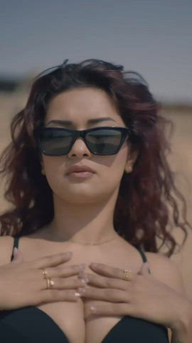 The way Avneet Kaur touches her B🍑🍑bs to tease us is lit🔥🥵