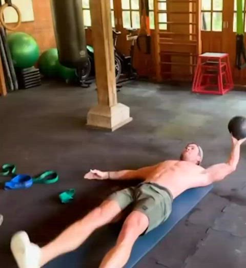 Chris Hemsworth working out (the video)