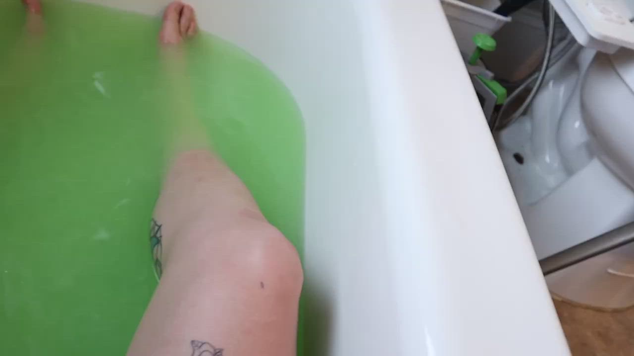 Hairy girl in the bath, care to join me?