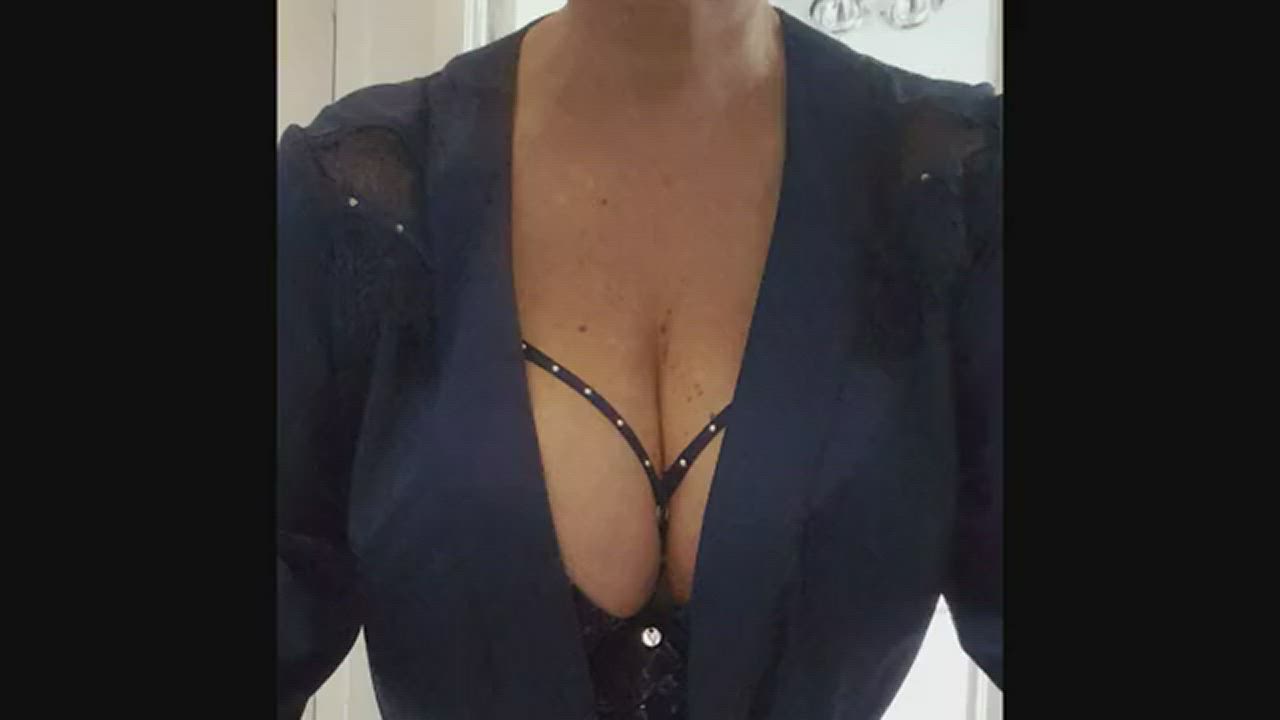 I've Been Told My Cleavage Is Deceiving ? (??CONTENT IN THE COMMENTS?? )