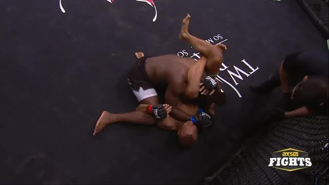 Nate Andrews def. D’Juan Owens super quick with a triangle. NO TAP!