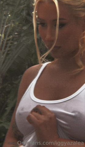 big tits blonde celebrity cleavage fake tits iggy azalea nipples onlyfans pokies