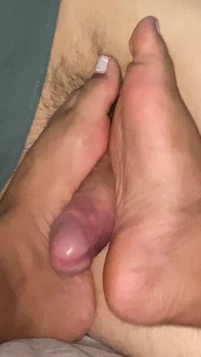 Letting him fuck my feet like it’s my pussy ?