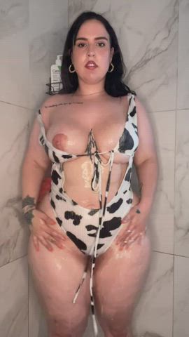 Wanna take a shower with a Canadian cow lol 😭🖤