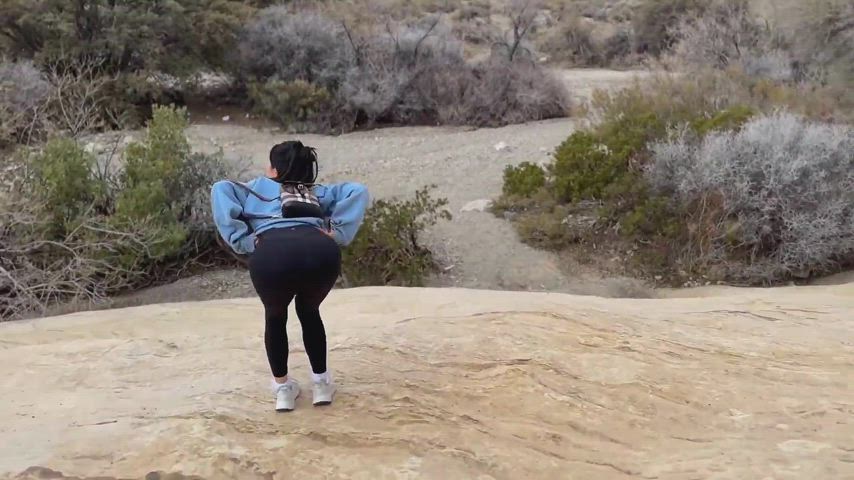 Elle Lee flashing her ass on a trek