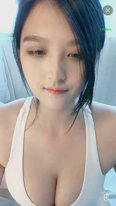 huge tits cammer gives her fans a show (高抬腿女教官)