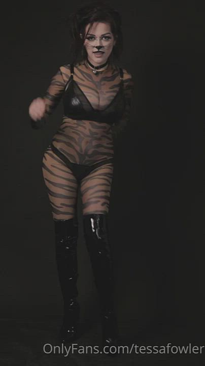 Big Tits Busty Dancing Lingerie Strip Striptease Tessa Fowler clip