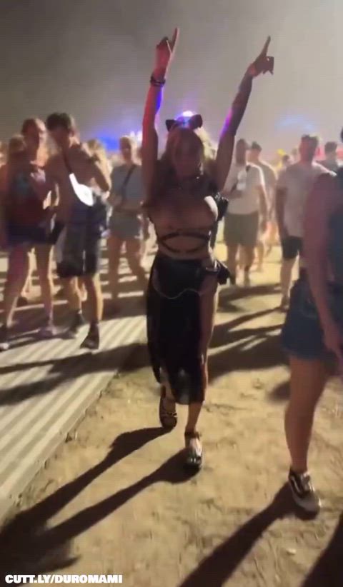 amateur big tits festival flashing public tits topless amateur-girls exposed-in-public