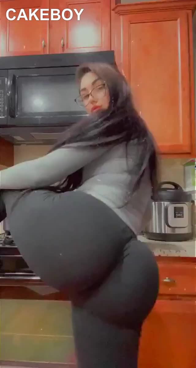 Jiggly booty in tights