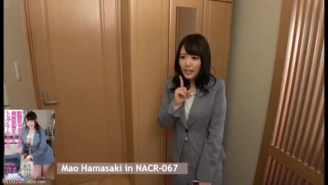 Mao Hamasaki | Saleswoman shows off her product