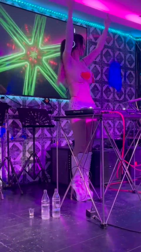 dj with her tits out