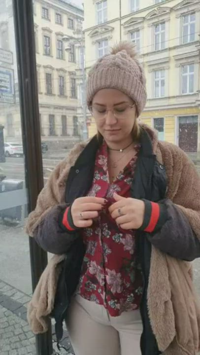She's Flashing her Huge Tits at the bus stop ( Cukierkowa Zgrywuska)