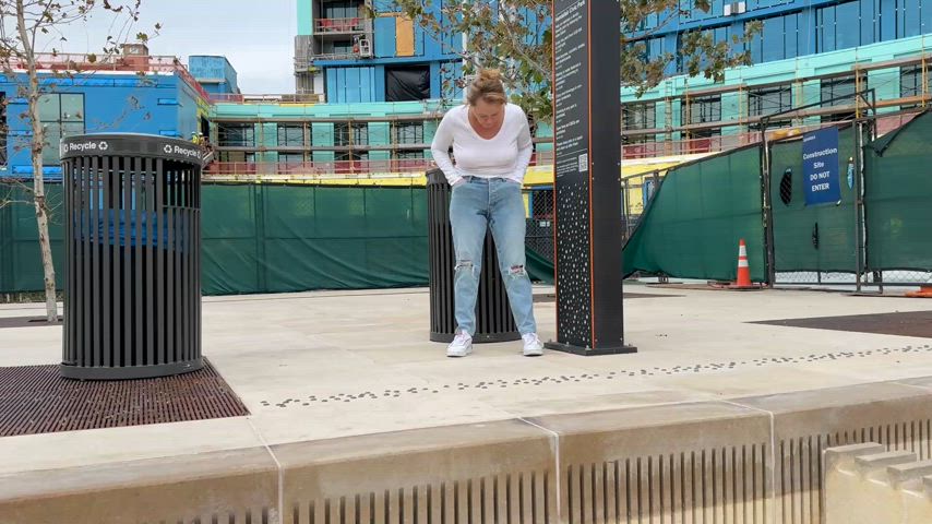 Public pee by the construction workers