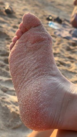 Dirty feet full of sand