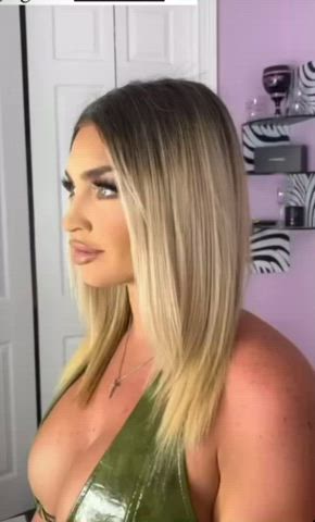 avery big tits cleavage lips clip